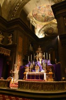 Le sanctuaire de notre église Saints-Michel-et-Gaétan à Florence, préparé pour la Vigile pascale.