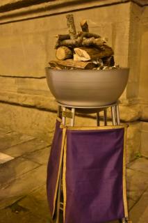 Le feu nouveau préparé sur le parvis de l&rsquo;église