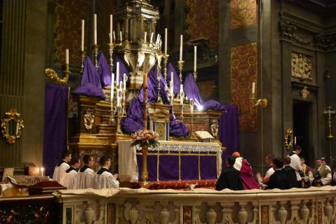 Le Pontife se reccueille un instant dans le sanctuaire