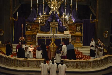Le Pontife se rend dans le sanctuaire avant la procession