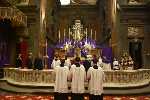 Mise en place des ministres pour la procession