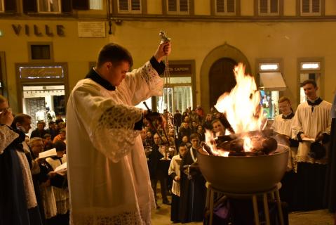 Des charbons allumés par le feu nouveau sont placés dans l&rsquo;encensoir