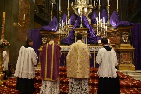 Le diacre revêtu d&rsquo;une damaltique blanche et le sous-diacre
