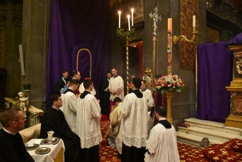 Génuflexion du diacre devant le Pontife