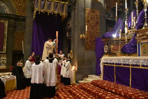 Le diacre plante, en forme de croix, dans le cierge pascal les cinq grains d&rsquo;encens bénits.