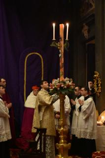 Le diacre allume le cierge pascal avec le roseau