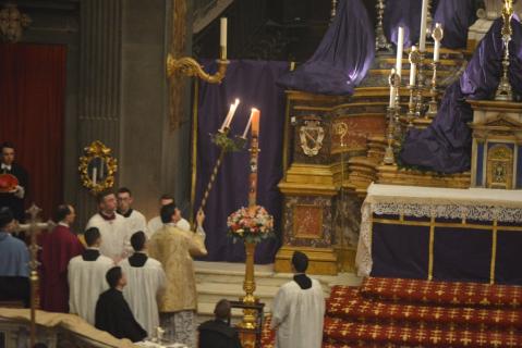 Le diacre allume le cierge pascal avec le roseau