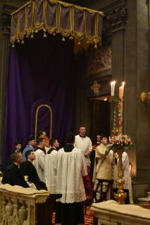 Le diacre allume le cierge pascal avec le roseau
