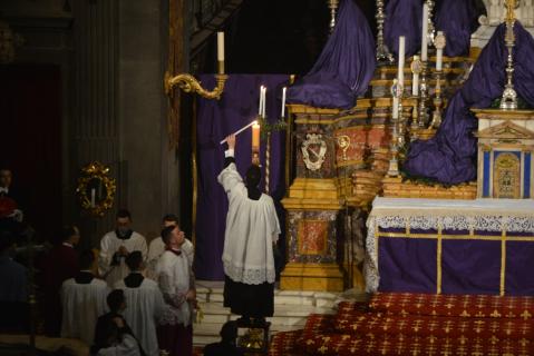Le premier acolyte prend le feu du cierge pascal