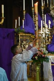 Le cierge pascal est tourné vers le Pontife
