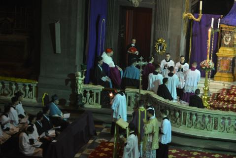 Le premier acolyte va allumer la lampe du Saint Sacrement