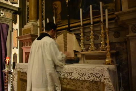 Le premier acolyte met en place le conopée de la chapelle du Saint Sacrement