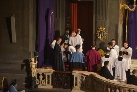 Le lecteur baise l&rsquo;anneau du Pontife
