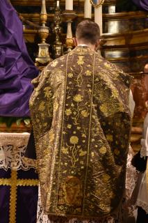 La chasuble violette du célébrant porte les armes du Cardinal Martelli