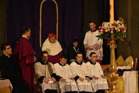 Le Pontife au trône pendant le chant du Trait