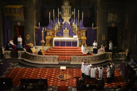 Le Pontife au trône pendant le chant du Trait