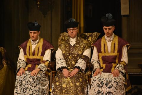 Le célébrant, le diacre et le sous-diacre pendant le chant du Trait