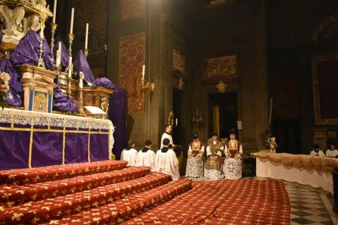 Le célébrant, le diacre et le sous-diacre pendant le chant du Trait