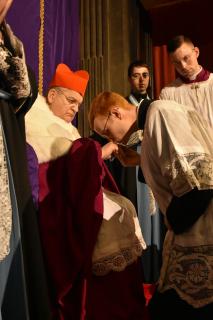 Le lecteur baise l&rsquo;anneau du Pontife
