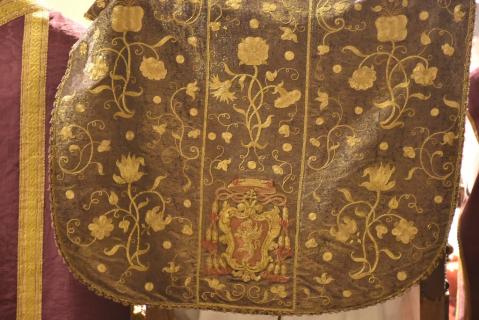 La chasuble violette lamée or avec les armes du Cardinal Martelli