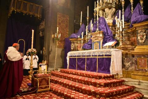 Le Pontife se rend au ch&oelig;ur pour la Litanie des saints