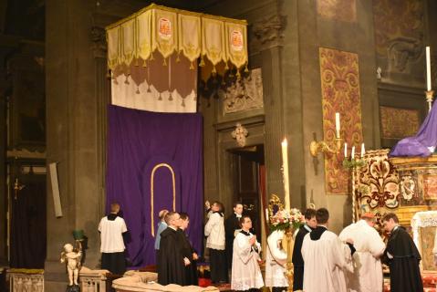 Les ornements violets du trône laissent la place aux blancs