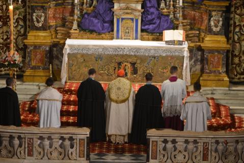 Le Pontife attend l&rsquo;entrée du célébrant et des ministres