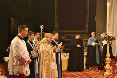 Le Pontife attend l&rsquo;entrée du célébrant et des ministres