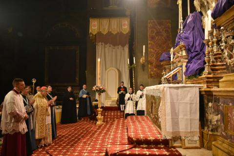 Le Pontife attend l&rsquo;entrée du célébrant et des ministres