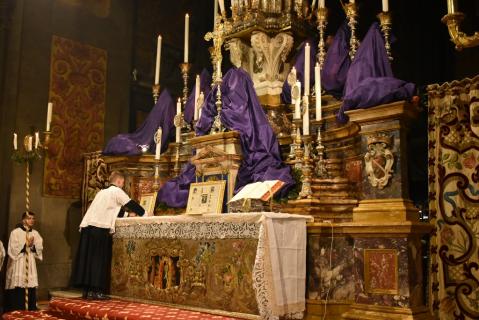 Installation des canons d&rsquo;autel par un sacristain