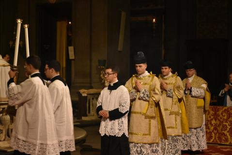 Entrée du célébrant et des ministres sacrés revêtus de blanc