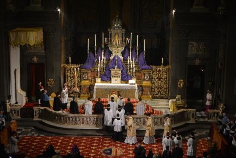 Entrée du célébrant et des ministres sacrés revêtus de blanc