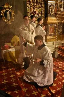 Génuflexion du thuriféraire devant le Pontife