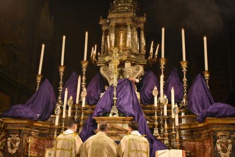 Dévoilement des fleurs de l&rsquo;autel pendant la récitation du <em>Gloria</em>