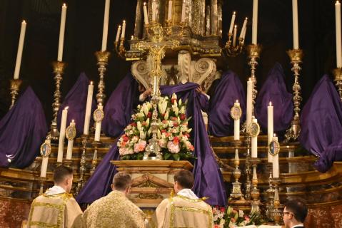 Dévoilement des fleurs de l&rsquo;autel pendant la récitation du <em>Gloria</em>