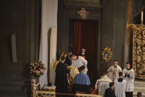 Le sous-diacre reçoit la bénédiction du Pontife