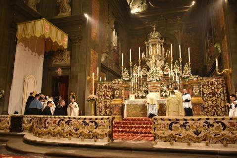Lecture de l&rsquo;Épître jusqu&rsquo;à l&rsquo;Évangile par le Pontife, pendant le <em>Munda cor</em> et la lecture de l&rsquo;Évangile du célébrant.