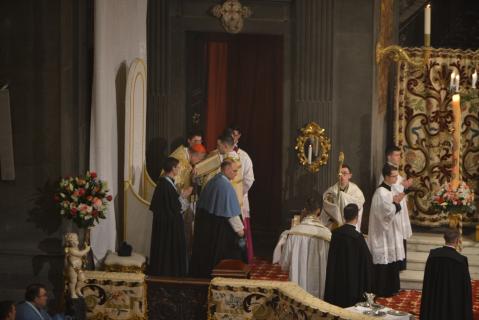 Le sous-diacre présente au Pontife l&rsquo;évangéliaire à baiser