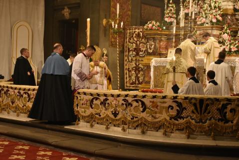 Le Pontife se rend devant l&rsquo;autel pour la consécration
