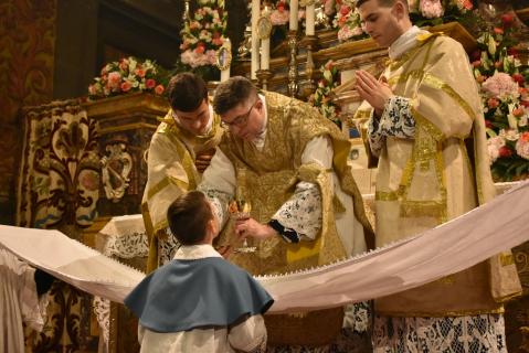 Communion d&rsquo;un enfant de ch&oelig;ur