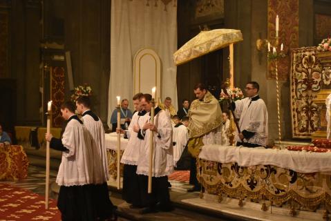 Le Saint Sacrement est reporté à la chapelle où il est conservé
