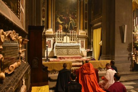 Le Pontife se recueille devant le Saint Sacrement