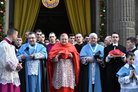 S.E.R. le Cardinal Burke entouré de Monseigneur Gilles Wach, Prieur Général - à gauche - et de Monsieur le Chanoine Philippe Mora, Supérieur du Séminaire - à droite.