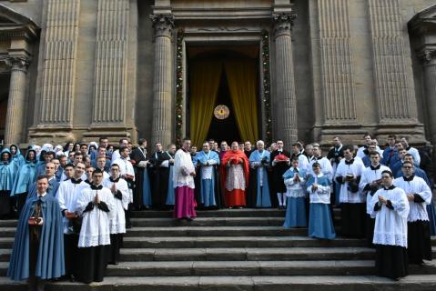 S.E.R. le Cardinal Burke, les chanoines et les séminaristes sur le parvis de notre église Saints-Michel-et-Gaétan à Florence, après la Messe du Dimanche de la Résurrection.