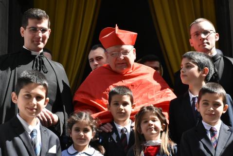 Le Cardinal avec un enfant qui vient de faire sa Première Communion, et ses frères et s&oelig;urs.