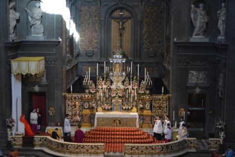 Le Pontife au trône