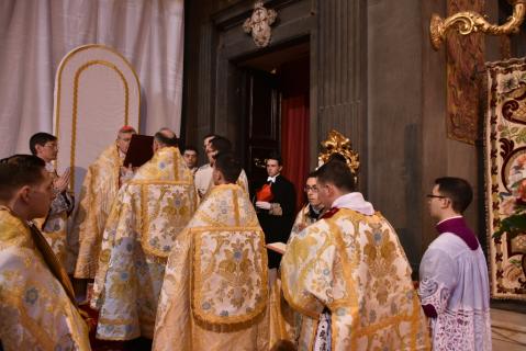 Intonation de la première antienne par le Pontife