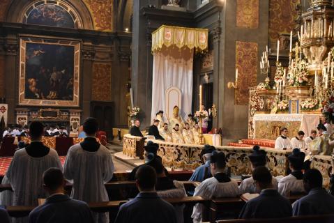 Psalmodie alternée entre les deux grands chantres et le ch&oelig;ur