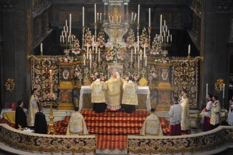 Encensement de l&rsquo;autel pendant le chant du <em>Magnificat</em>