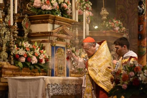 Encensement de l&rsquo;autel pendant le chant du <em>Magnificat</em>